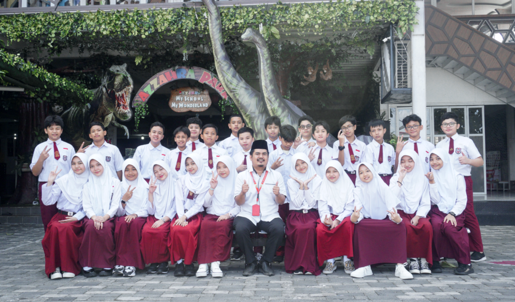 55. MERAH PUTIH POSE